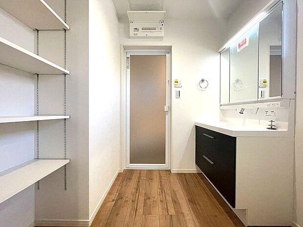 【洗面台 A号棟 同仕様写真】■リクシル 「EV」。洗面器一体型カウンターでつぎ目などの凹凸がなく汚れもさっとひと拭き。また節水と省エネ性にすぐれた上から水のでるキレイアップ水栓