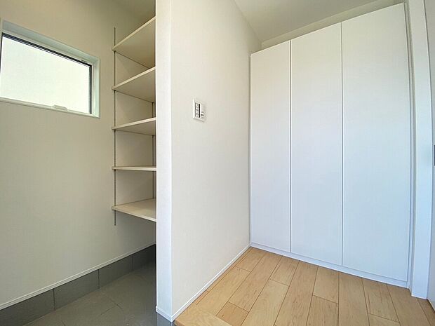 【土間収納　同仕様写真】■ゴルフバックやベビーカーを収納できる土間収納付き