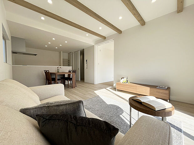 【リビング 施工例】■木肌の美しいあらわし梁がワンランク上の生活を演出
■空気を汚さず、ふく射熱で足元からポカポカと暖まる床暖房付き。