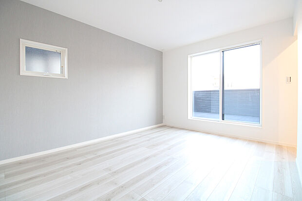 【 主寝室　同仕様】■全居室収納あり
■ゆとりの広さ
■ウォークインクローゼットのある洋室は大型の荷物もスッキリ。
