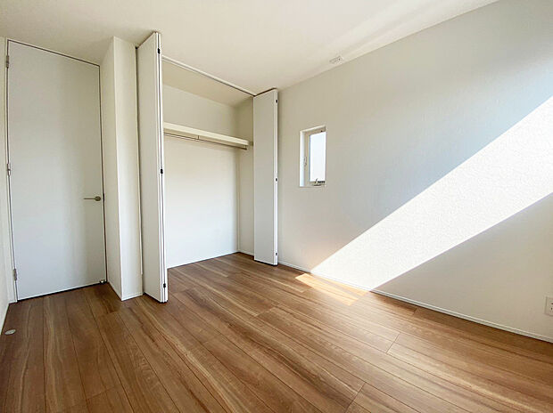 【洋室　同仕様】■子ども部屋にも広々クローゼット
