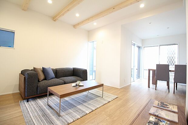 【リビング　施工例】■リビングを見渡せる対面キッチンでお子様がいても安心