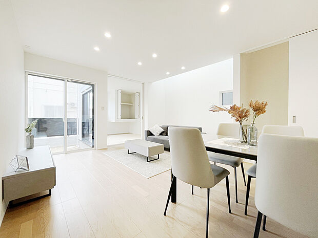 【リビング 施工例写真】天井が高く、優しい光が差し込む開放的な吹き抜け。高い位置から自然光を多く取り込む事で 太陽が低くなる冬もしっかり採光できます。ガス温水式床暖房を搭載し、空気の乾燥、汚すことなく冬場でも快適です。