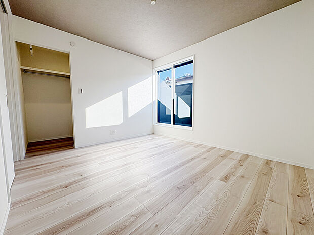 【主寝室　A号棟】ゆとりあるサイズの主寝室の為、ベッド、サイドテーブル、テレビを置いても充分な広さです。
南面バルコニーからは暖かい光が差し込みます！
