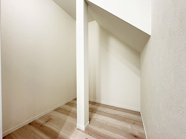 【納戸　A号棟】掃除道具やレジャー用品等の収納に便利な納戸