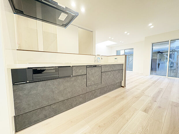 【A号棟　キッチン　】【キレイシンク】
シンク底面がフラットで排水口の見えないスッキリデザイン人造大理石製のシンク。
【タッチレス水栓】
吐水も止水も手をかざすだけなので省エネ効果が期待できます。
また、食器洗い乾燥機、熱のこもりにくいIHコンロ、お手入れのしやすい目地のないフラットなキッチンパネル採用するなど、毎日の家事を快適に行えるように厳選したシステムキッチンです。