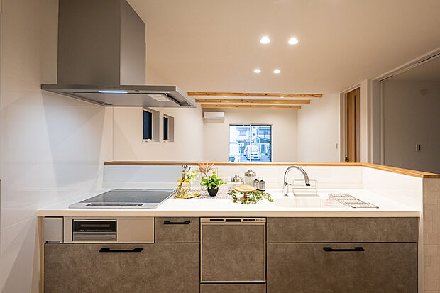 【キッチン　A号棟　同仕様写真】■リクシル　システムキッチン「ES」洗練されたデザインと優れた使いやすさ。最新機能も多彩に備えた、システムキッチン。暮らしの中心として、家族が自然と集まる空間が実現します。