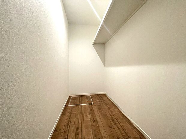 【納戸　同様仕様　B号棟】■ゴルフバックやキャリーケースなど、大きなものの収納場所にも困りません。季節の家電や、布団、衣替えの衣類なども収納することができます。