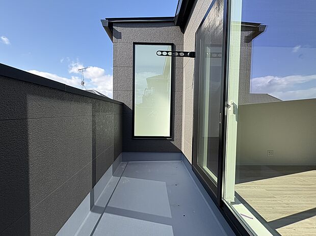 【バルコニー】■奥行きのあるバルコニー
■洗濯物が良く乾く南向き