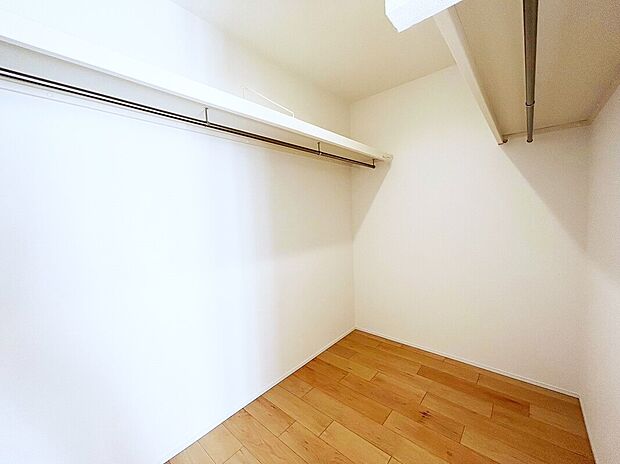 【ウォークインクローゼット　同一仕様】■衣類の収納だけでなく、布団等の様々なものが収納可能