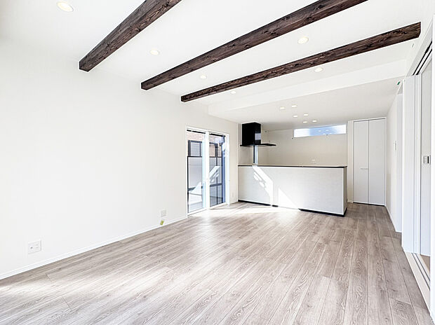 【リビング　A号棟】ガス温水式床暖房を搭載し、空気の乾燥、汚すことなく冬場でも快適です。
