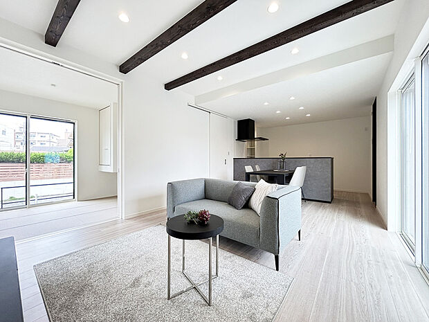 【リビング　施工例写真】ガス温水式床暖房を搭載し、空気の乾燥、汚すことなく冬場でも快適です。
