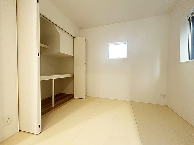 【和室　施工例写真】モダンな樹脂性のタタミを採用しており、色あせ、汚れに強く、お手入れがしやすくなっています。障子や、ふすまなどはなくキッズスペースや客間としても使用できます。

