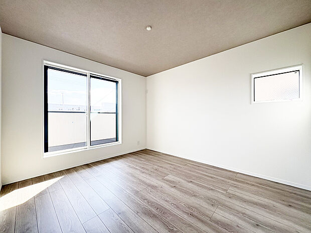 【主寝室　A号棟】ゆとりあるサイズの主寝室の為、ベッド、サイドテーブル、テレビを置いても充分な広さです。南面バルコニーからは暖かい光が差し込みます！

