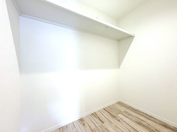 【納戸　C号棟】■奥様に嬉しい大容量の靴収納
■スッキリとしたデザイン
■お好きな高さで使用できる稼動棚はブーツの収納にも◎