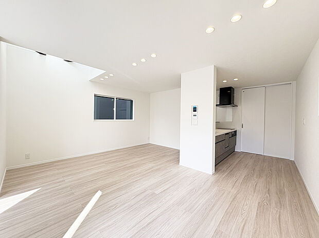 【リビング　C号棟】天井が高く、優しい光が差し込む吹き抜けが開放的なくつろぎ空間を演出。
高い位置から自然光を多く取り込む事で、 太陽が低くなる冬もしっかり採光できます。
