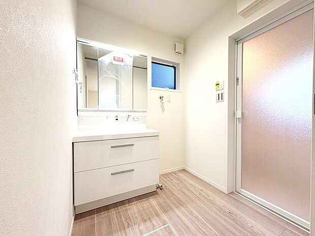 【洗面 A号棟】■リクシル 「EV」。洗面器一体型カウンターでつぎ目などの凹凸がなく汚れもさっとひと拭き。節水と省エネ性にすぐれた上から水のでるキレイアップ水栓。