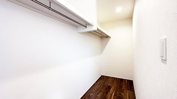 【WIC　施工例写真】大容量のウォークインクローゼットが主寝室にあるため、たくさんの服をお持ちの方もしっかり収納できます。さらに棚もついており、たくさん収納できるので、お部屋がスッキリです。