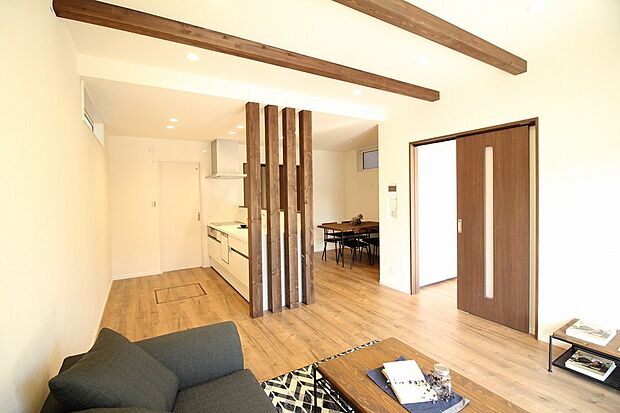 【リビング　同仕様】■木肌の美しいあらわし梁がワンランク上の生活を演出
■ガス温水式床暖房がリビングをムラなくあたたかく