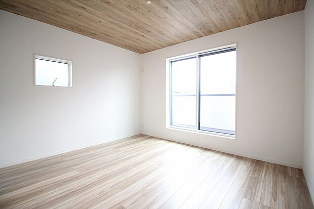 【主寝室　同仕様写真】■収納上手ウォークインクローゼット有り
■生活のしやすさを考えてコンセントを2か所に設置