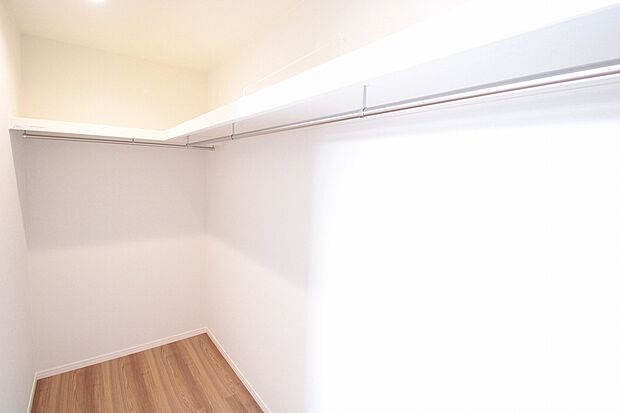 【ウォークインクローゼット　同仕様写真】■衣類だけではなく、バッグや帽子、アクセサリーといったファッションアイテムを全て一ヶ所で収納
■余分なものを置かずにすみ、寝室内がスッキリ