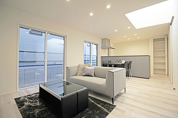 【リビング　同仕様】■吹抜がリビングをより明るく開放的な空間に