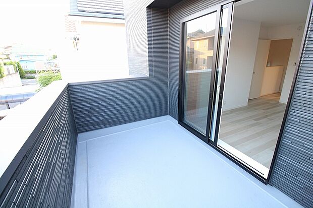 【バルコニー　同仕様】■奥行きのあるバルコニー
■洗濯物が良く乾きます