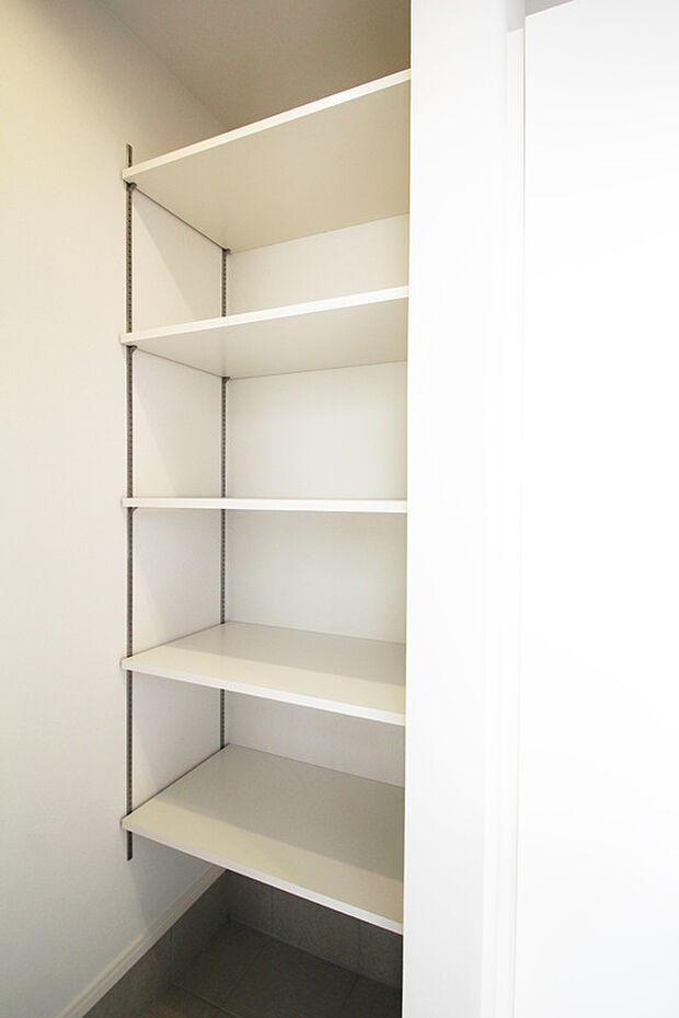 【土間収納　同仕様】■玄関横に使い勝手が良いシューズクローク
■お好きな高さで使用できる稼動棚