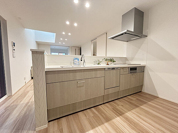 【キッチン　施工例写真】リクシル　システムキッチン「ES」【キレイシンク】
シンク底面がフラットで排水口の見えないスッキリデザイン人造大理石製のシンク。
【タッチレス水栓】
吐水も止水も手をかざすだけなので省エネ効果が期待できます。
また、食器洗い乾燥機、熱のこもりにくいIHコンロ、お手入れのしやすい目地のないフラットなキッチンパネル採用するなど、毎日の家事を快適に行えるように厳選したシステムキッチンです。