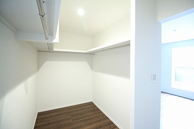 【ウォークインクローゼット　同仕様写真】■衣類だけではなく、バッグや帽子、アクセサリーといったファッションアイテムを全て一ヶ所で収納
■余分なものを置かずにすみ、寝室内がスッキリするウォークインクローゼット