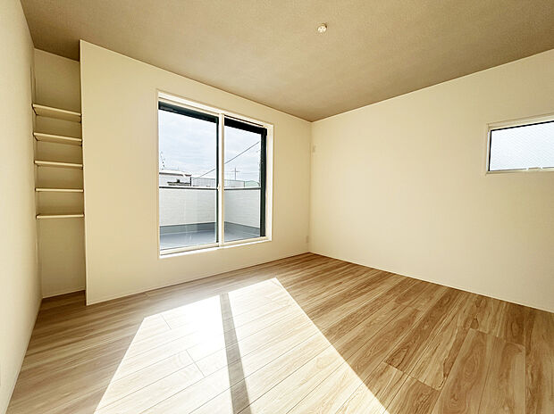 【主寝室　同仕様写真】ゆとりあるサイズの主寝室の為、ベッド、サイドテーブル、テレビを置いても充分な広さです。
南面バルコニーからは暖かい光が差し込みます！


