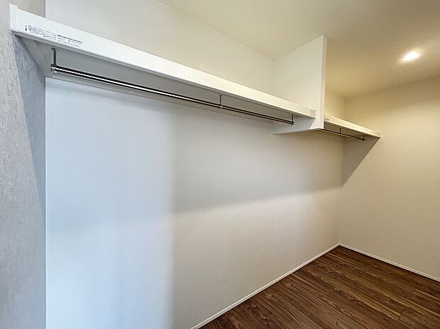 【WIC　同仕様写真】大容量のウォークインクローゼットが主寝室にあるため、たくさんの服をお持ちの方もしっかり収納できます。
さらに棚もついており、たくさん収納できるので、お部屋がスッキリです。
