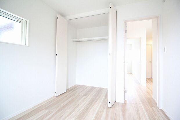 【洋室　同仕様写真】■十分な収納スペースをつくることで美しい空間づくりの手助けをします。