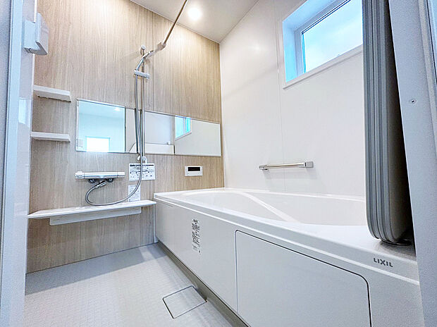 【浴室　同仕様】■リクシル　システムバスルーム「AX」。フロアはスポンジが奥まで入り掃除がラクラク。また独自の断熱層を使用しているため冬場でも冷やっとしません。