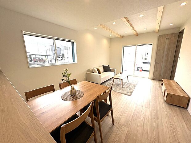 【リビング B号棟】■木肌の美しいあらわし梁がワンランク上の生活を演出
■家事導線を考えた間取