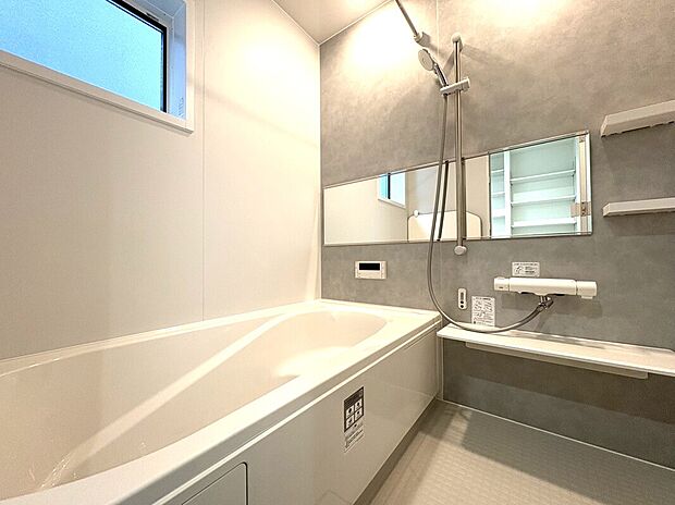 【浴室 B号棟】■リクシル システムバスルーム「AX」。フロアはスポンジが奥まで入り掃除がラクラク。また独自の断熱層を使用しているため冬場でも冷やっとしません。