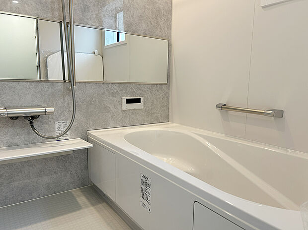 【浴室　施工例写真】【キレイサーモフロア】
スポンジが奥まで入り、お掃除ラクラク。独自の断熱層で寒い冬場でもヒヤッとしません。
【サーモバスS】
浴槽保温材と保温組フタのダブル保温で、時間が経っても浴槽内の温度を最小限に抑えます。
半身浴のできるベンチ付きの節水型の浴槽、排水口はシャワーなどの排水時に渦を起こして髪の毛やゴミをまとめてくれるためお掃除簡単で汚れもつきにくい構造になっています。