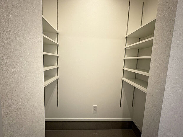 【土間収納 A号棟現地写真】■ゴルフバックやベビーカーを収納できる土間収納付き