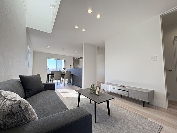 【リビング A号棟現地写真】■LDK部分には、光をいれるための独立した吹抜けにより開放感もございます。