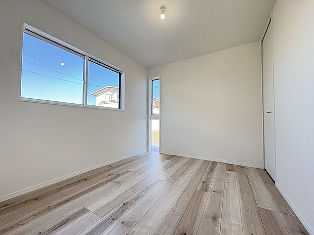 【洋室 A号棟現地写真】■洋室にはそれぞれクローゼットを設け、十分な収納スペースをつくることで美しい空間づくりの手助けをします。