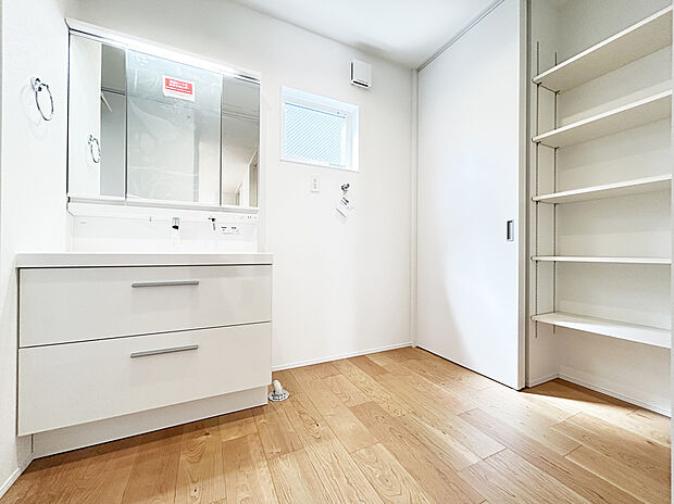 【洗面　施工例写真】■リクシル　「EV」。洗面器一体型カウンターでつぎ目などの凹凸がなく汚れもさっとひと拭き。節水と省エネ性にすぐれた上から水のでるキレイアップ水栓。