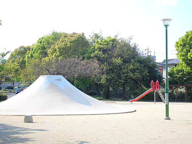 新海池公園（約90m）