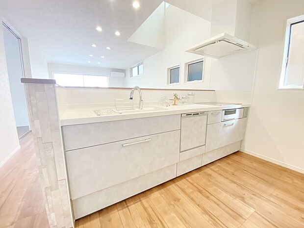 【キッチン　A号棟　同仕様写真】■リクシル　システムキッチン「ES」洗練されたデザインと優れた使いやすさ。最新機能も多彩に備えた、システムキッチン。暮らしの中心として、家族が自然と集まる空間が実現します。
