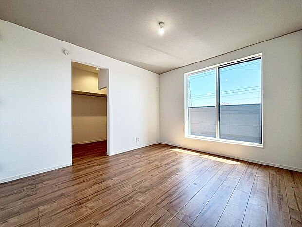 【主寝室 同仕様】■全居室収納あり
■ゆとりの広さ
■ウォークインクローゼットのある洋室は大型の荷物もスッキリ。