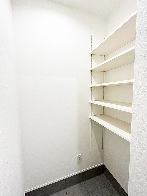 【土間収納　施工例】■玄関横の土間収納にはベビーカーもそのまま収納することが可能