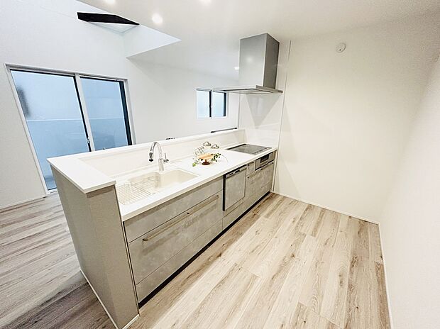 【 キッチン　施工例】■IHクッキングヒーター・お手入れ楽々ガラストップ採用
■扉がゆっくり閉まるソフトモーションレール使用
■かざすと水が出るタッチレス水栓
■家事がはかどる食器洗い乾燥機付き。
