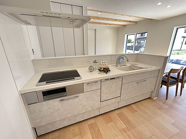 【キッチン　施工例写真】リクシル　システムキッチン「ES」【キレイシンク】
シンク底面がフラットで排水口の見えないスッキリデザイン人造大理石製のシンク。
【タッチレス水栓】
吐水も止水も手をかざすだけなので省エネ効果が期待できます。
また、食器洗い乾燥機、熱のこもりにくいIHコンロ、お手入れのしやすい目地のないフラットなキッチンパネル採用するなど、毎日の家事を快適に行えるように厳選したシステムキッチンです。
