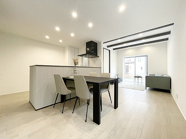 【リビング　施工例写真】ガス温水式床暖房を搭載し、空気の乾燥、汚すことなく冬場でも快適です。土間収納・納戸・階段下収納など、収納力豊富な間取りです！

