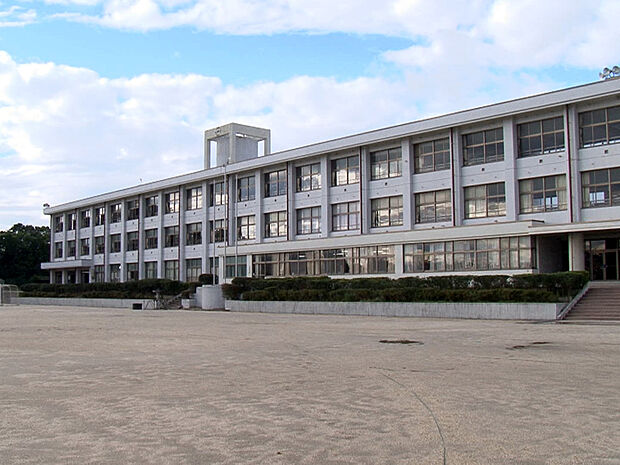 みよし市立中部小学校（約600m）