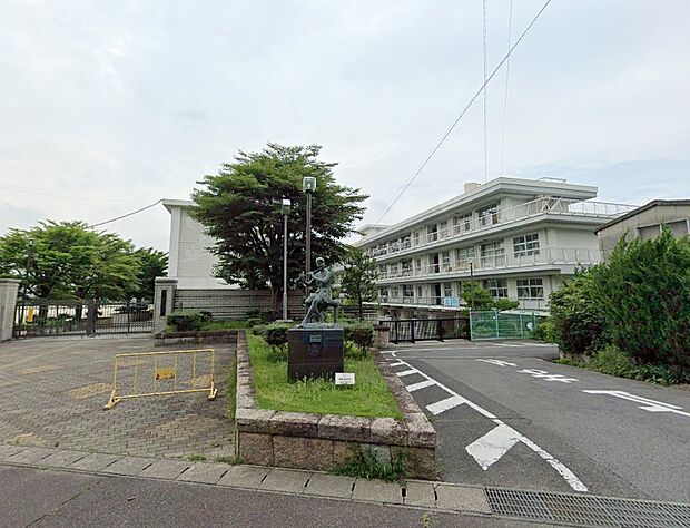 みよし市立三好中学校（約1m）